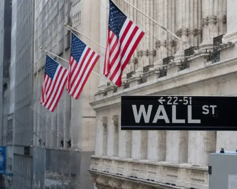 Wall Street Sets Fresh Highs as Dell’s AI Outlook Grabs Attention After Hours