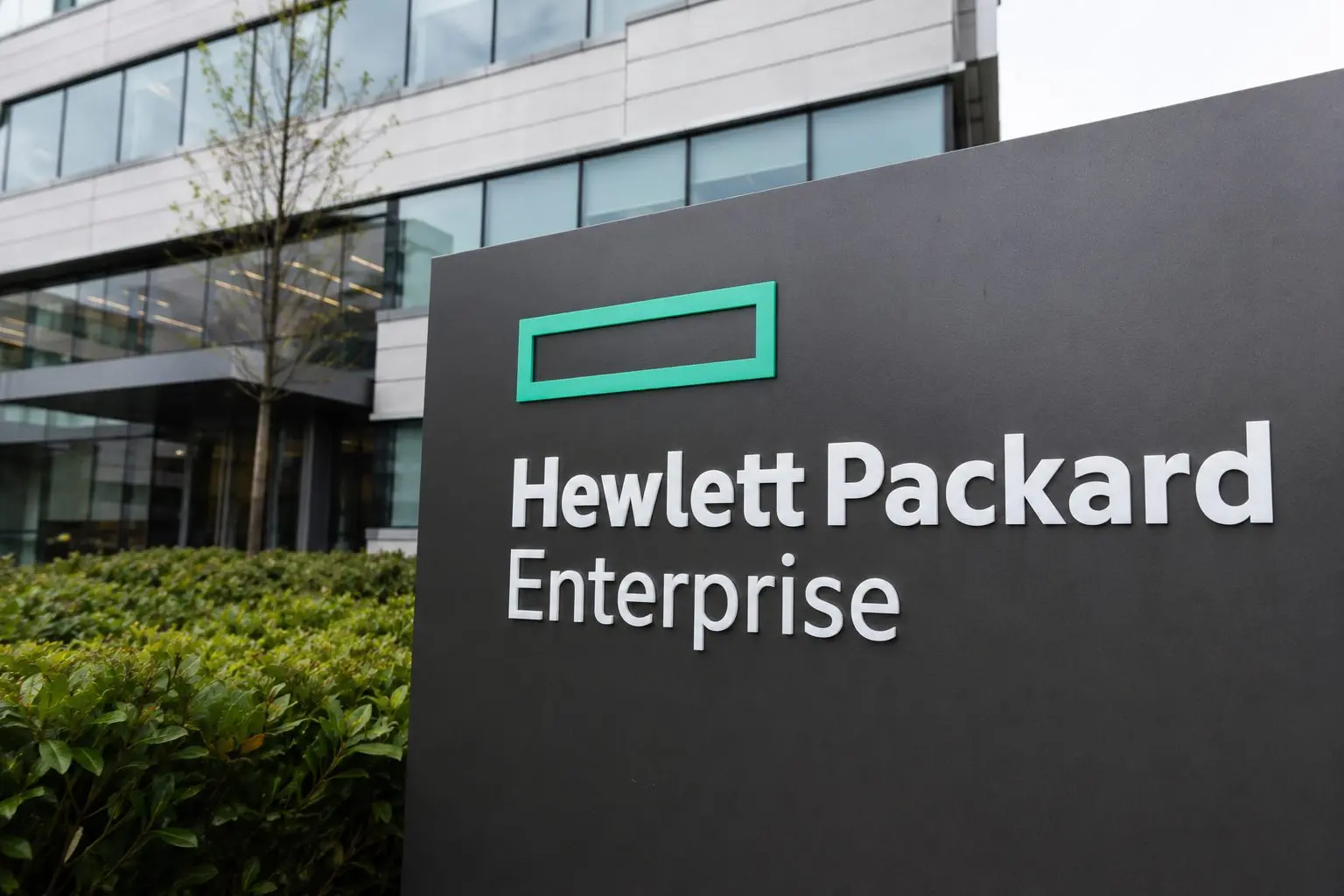 HPE shares jump ahead of earnings after Dell’s AI server surge