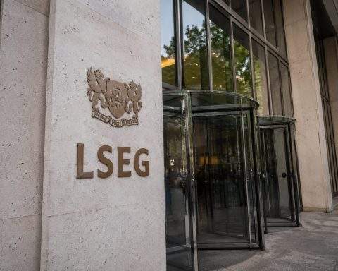 FTSE 100 Eyes June After Securing Second Straight Monthly Gain