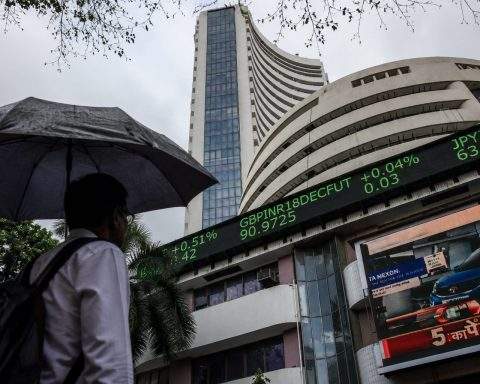 Nifty slides ahead of RBI week as Friday selloff hits India stocks