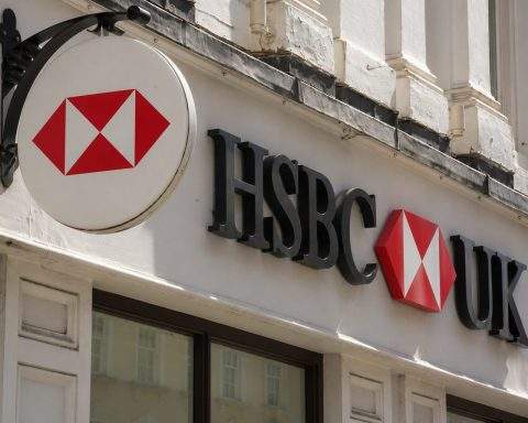 HSBC Shares Hover Near Recent Highs as Market Eyes Week Ahead