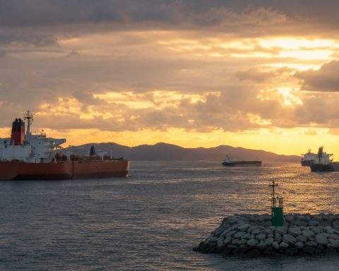 Oil Has Steepest Weekly Drop Since April as Hormuz Worry Remains