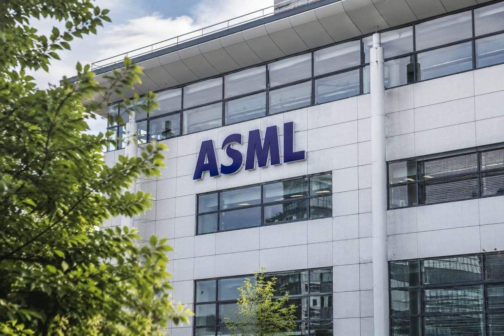 ASML Shares Set 52-Week Peak; China Remains Key Risk for Traders