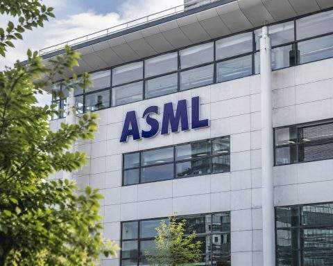 ASML Shares Set 52-Week Peak; China Remains Key Risk for Traders