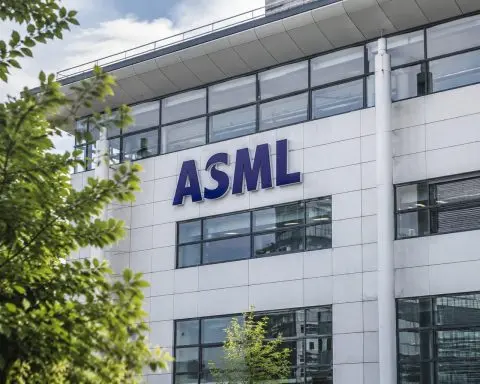 ASML Shares Set 52-Week Peak; China Remains Key Risk for Traders