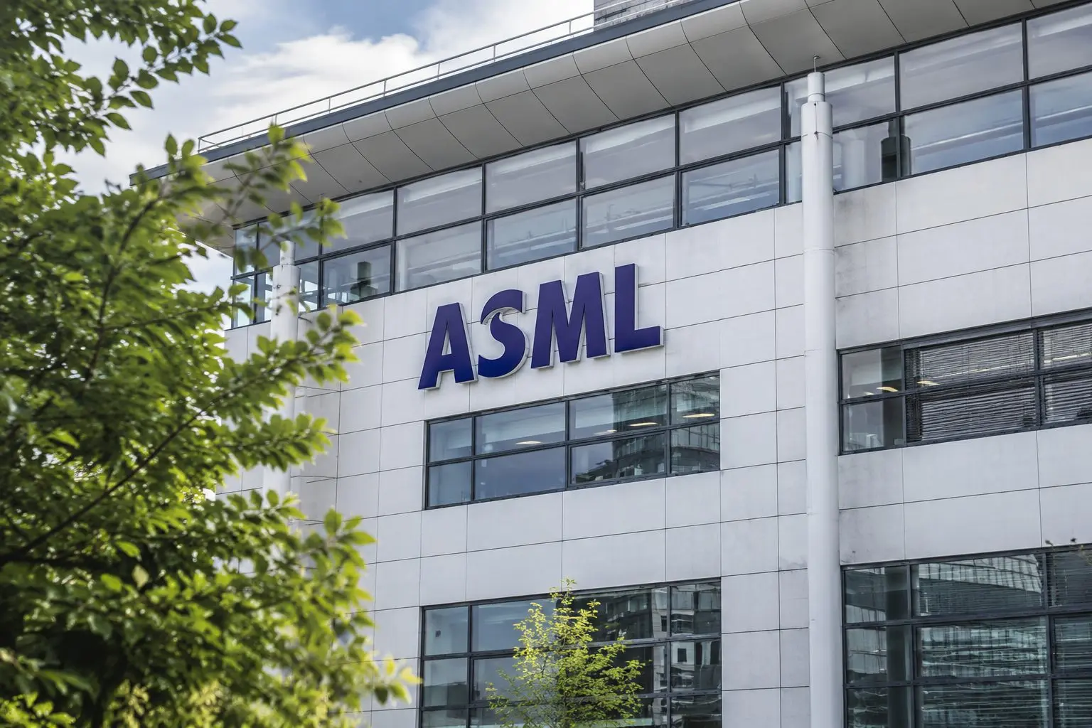 ASML Shares Set 52-Week Peak; China Remains Key Risk for Traders