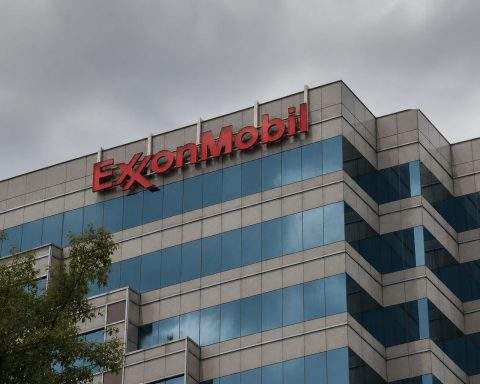 Exxon Texas Vote Faces $160 Oil Warning While Hormuz Talks Stall