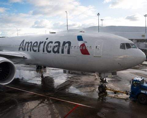 AAL faces busy Monday with Dow Transport exit, debt update, demand test