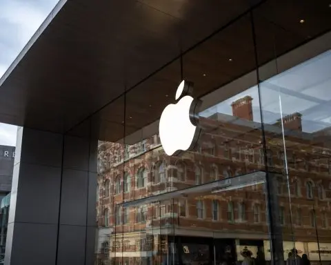 Apple Stock Briefly Nears Record as Siri Faces Key Test