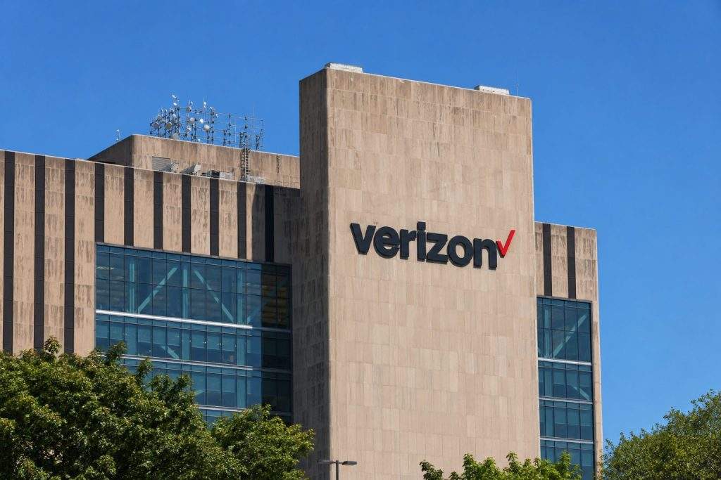 Verizon Dips as S&P, Nasdaq Hit New Highs – Investors Eye Next Moves
