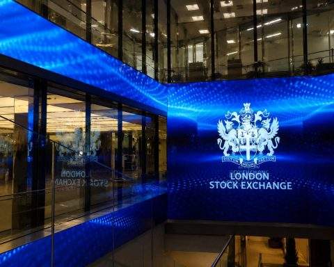 FTSE 100’s Third Weekly Loss: Why UK Stocks Are Back on Edge
