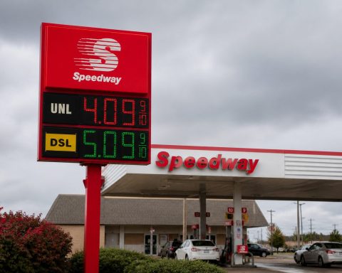 Gas Prices Hit $4.45, Pushing Electric Cars Back Into the Budget Fight
