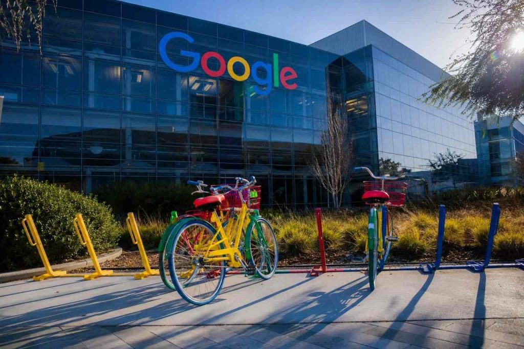 Alphabet Falls as Ackman Sells, Tech Weakens