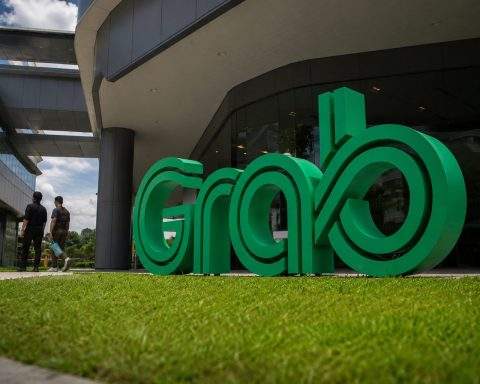 Grab Stock Slides Into a Big Week as Oil, Yields and Indonesia Risks Crowd the Trade