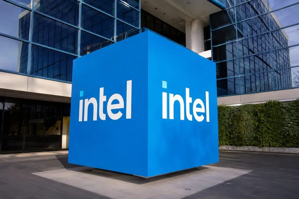 Intel Shares Drop Even as Tech Climbs—AI Trade Not Enough