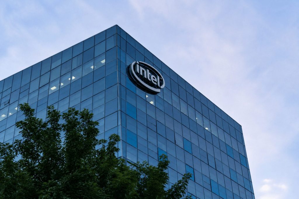 Intel Stock Pulls Back as AI Foundry Rally Meets Valuation and CPI Pressure