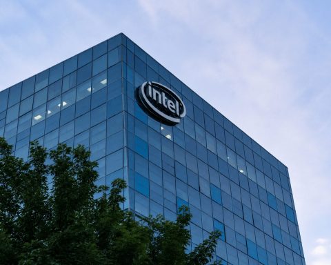Intel Stock Pulls Back as AI Foundry Rally Meets Valuation and CPI Pressure