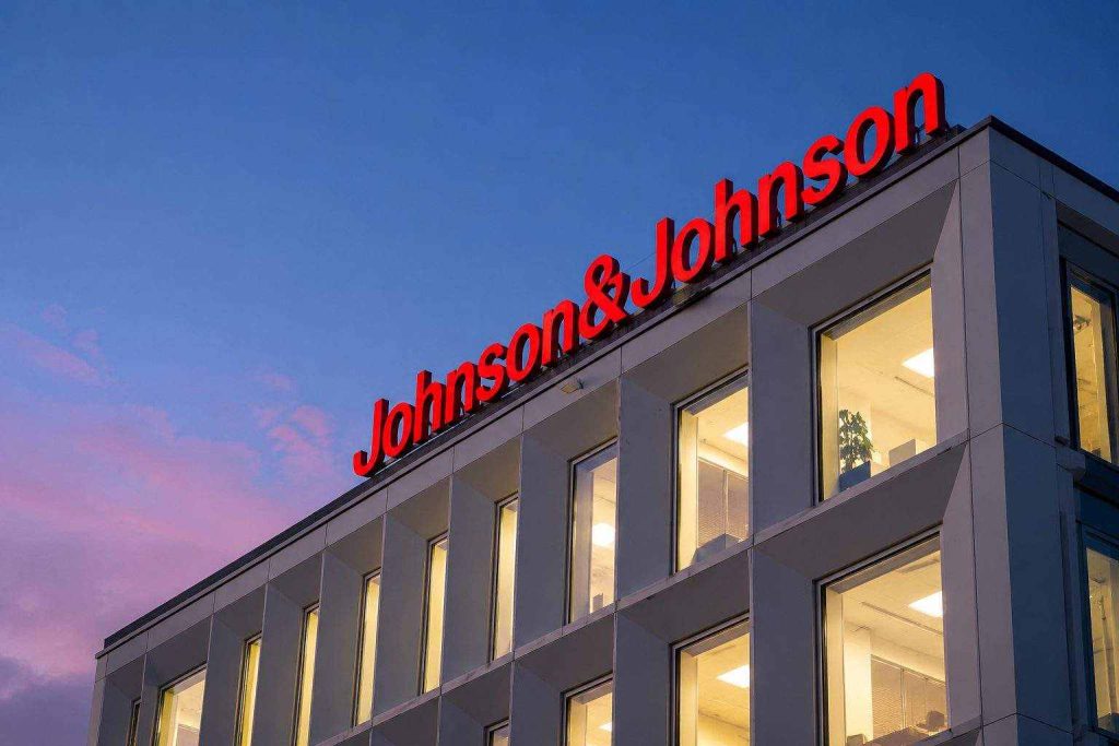 Johnson & Johnson Shares Drop Friday, Week Ahead in Focus