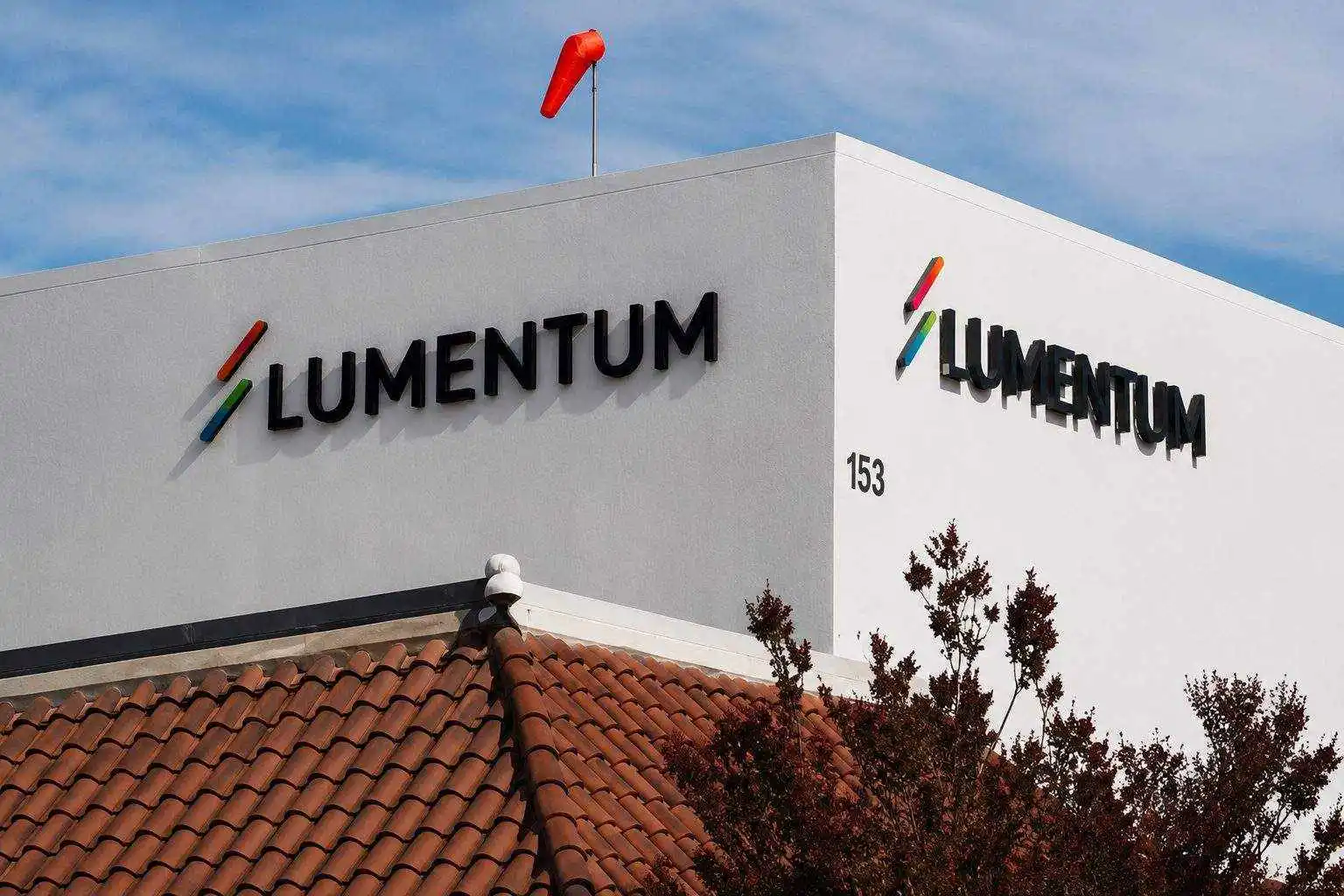Lumentum’s Nasdaq-100 Breakthrough Turns AI Optics Stock Into Must-Watch Index Trade