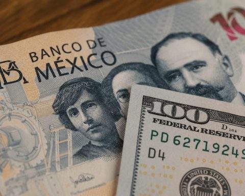 Mexican Peso Dollar Today: Why Traders Are Watching The 17.20 Level Now
