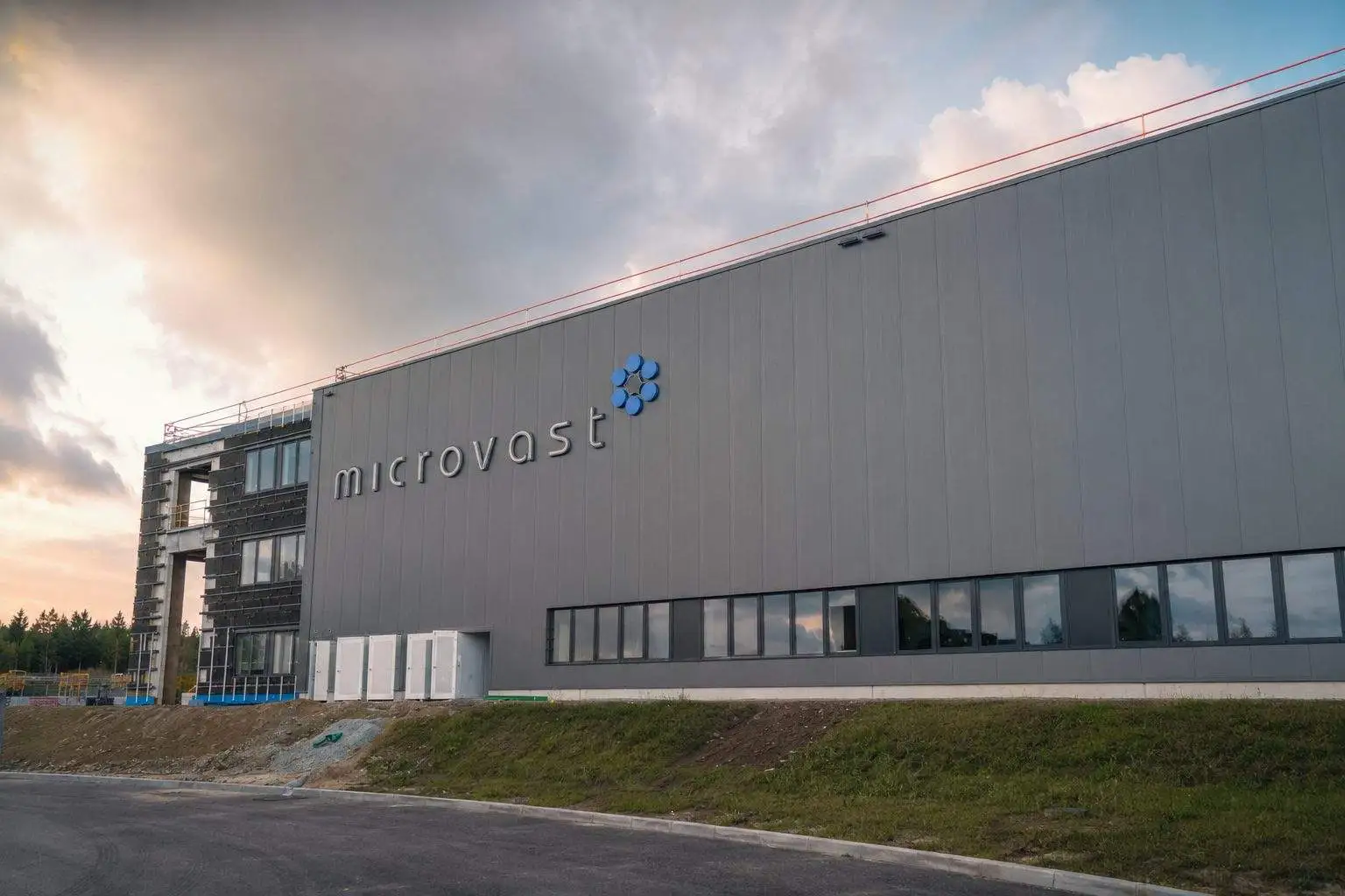Microvast Stock Slides After MVST Q1 Earnings: 48% Revenue Drop Raises Liquidity Stakes