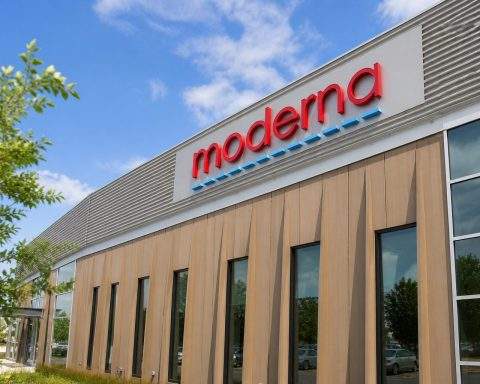 Moderna Revenue Beat: Overseas Covid Shot Sales Jump, but $900 Million Charge Clouds the Turnaround
