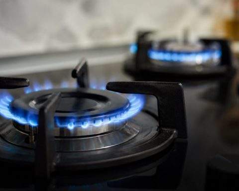 Natural Gas Price Forecast: Storage Surprise Keeps Henry Hub Near $2.80 Before Summer Demand Test