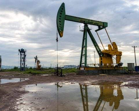Oil Price Today: Brent Climbs as Hormuz Risk Reprices the Barrel