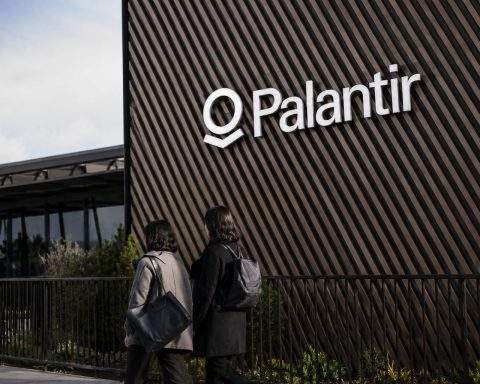 Palantir Stock (PLTR) Drops After Record Q1: Wall Street Is Stuck on One Number