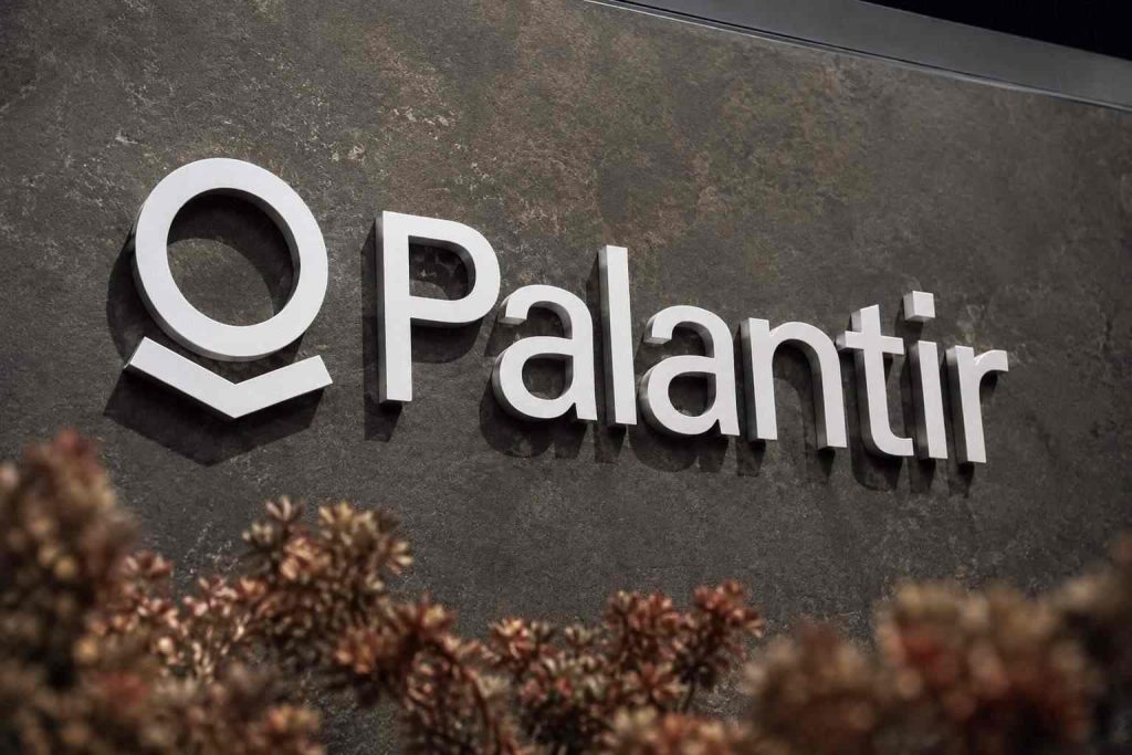 Palantir Steady as Nasdaq Slides Before Monday
