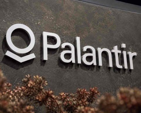 Palantir Steady as Nasdaq Slides Before Monday