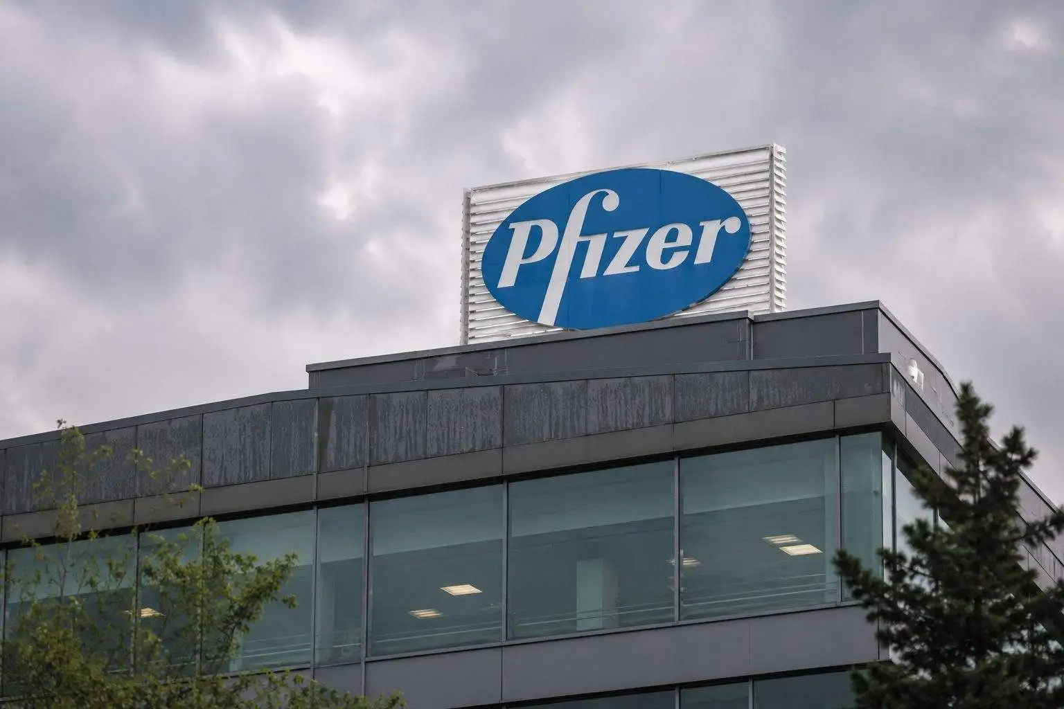 Pfizer Stock Rebound Bet: Why the Beaten-Down Healthcare Giant Is Back in Focus