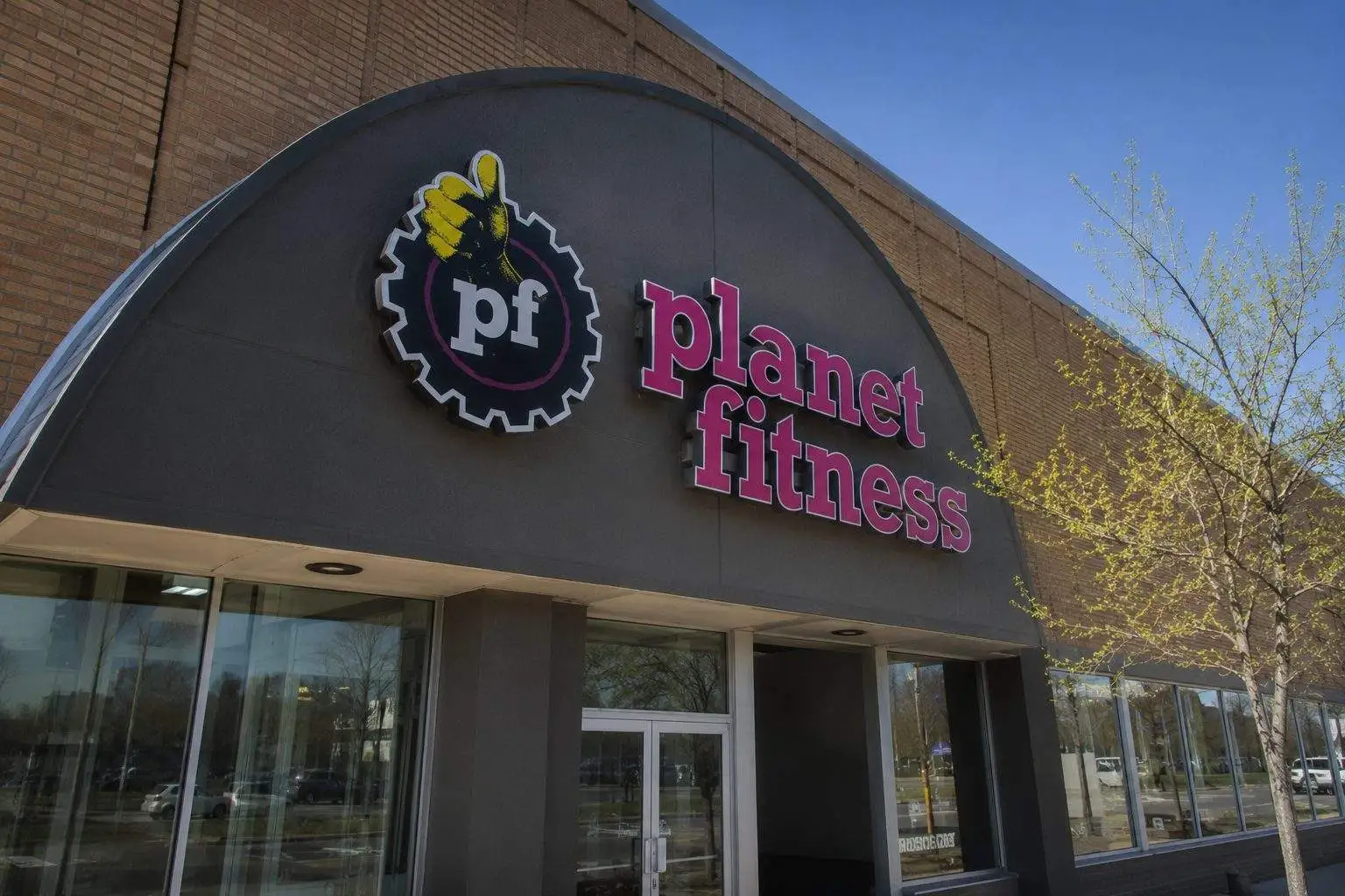 Planet Fitness Stock Just Had Its Worst Day — Weak Sign-Ups Forced a 2026 Reset