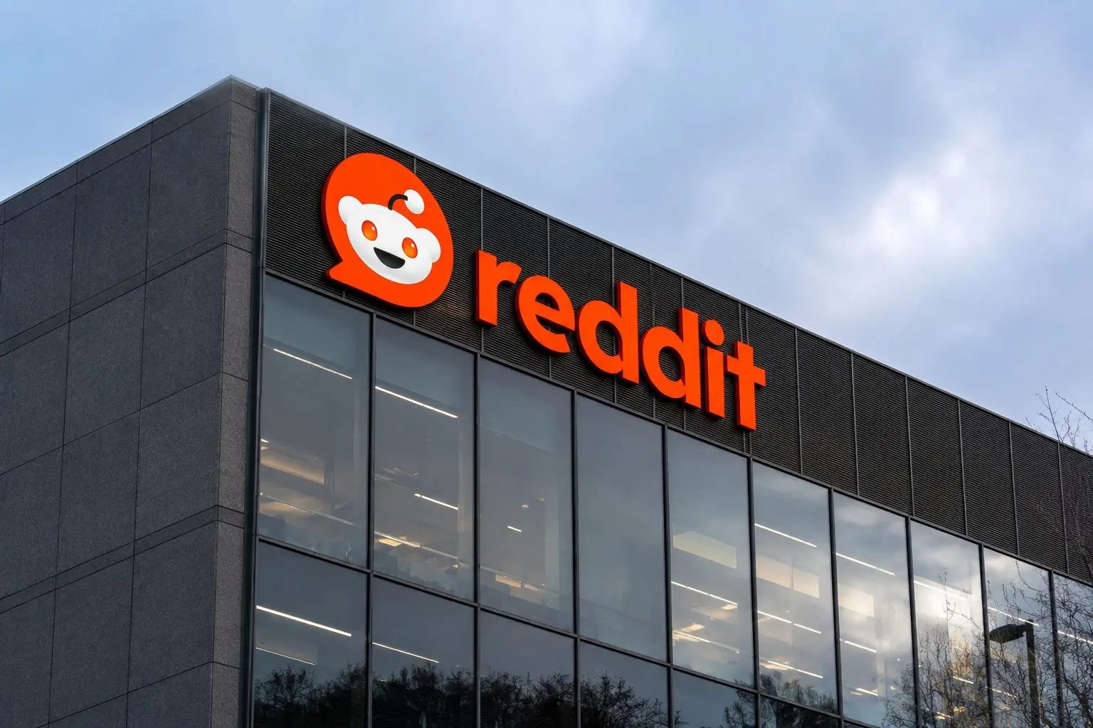 Reddit Shares Fall as Meta Forum App Launches