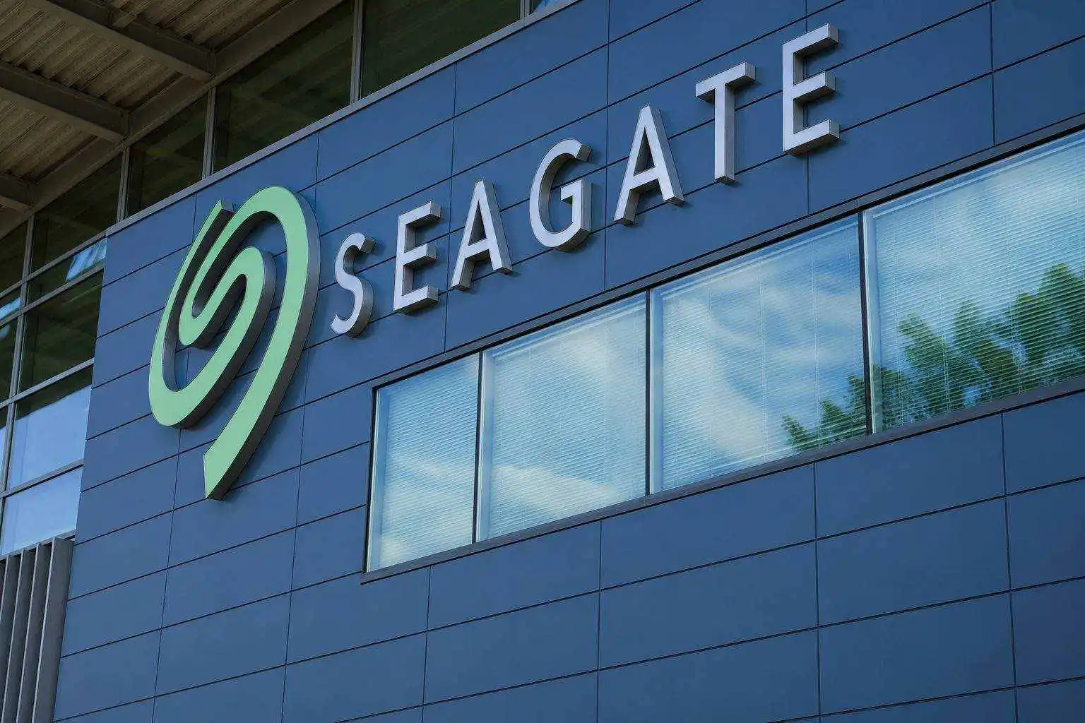 Seagate Stock Rides AI Storage Boom as STX Rally Faces a Valuation Test
