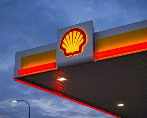 Shell Stock Drops After $6.9 Billion Profit Beat as Buyback Cut Hits Investors