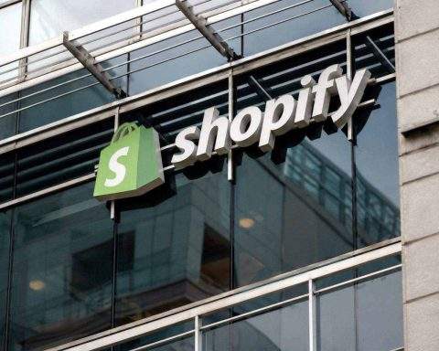 Shopify Stock Falls as Q2 Margin Guide Tests the AI Commerce Bull Case