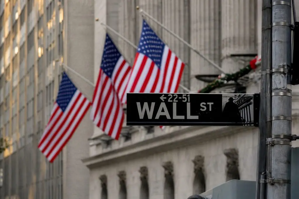 Stock Market Today: Apple Jump Lifts Dow and S&P Futures — Nasdaq Slips as Oil Risk Builds