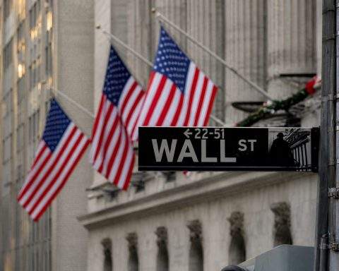 Stock Market Today: Apple Jump Lifts Dow and S&P Futures — Nasdaq Slips as Oil Risk Builds