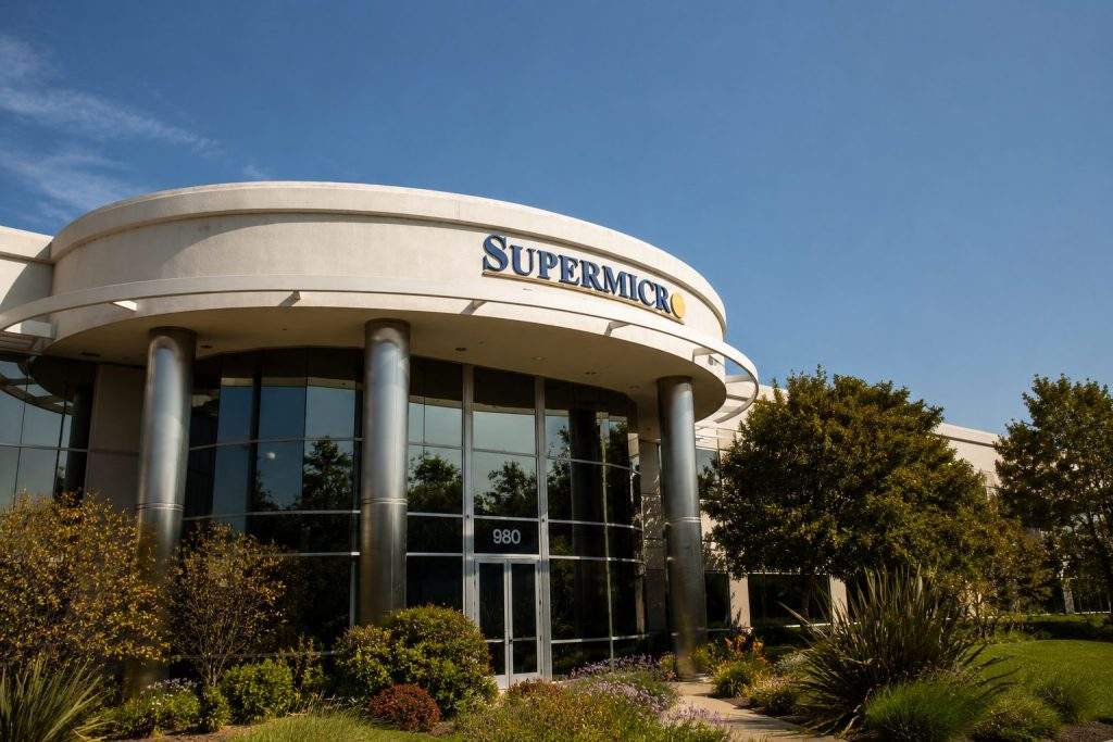 Super Micro Shares Slip, Eyes on Monday for SMCI