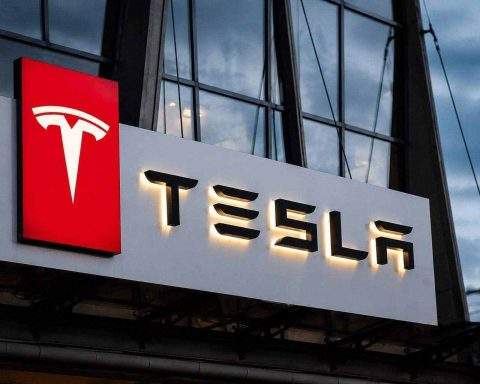 Tesla Stock Falls as Hot Inflation and Robotaxi Doubts Test the AI Premium