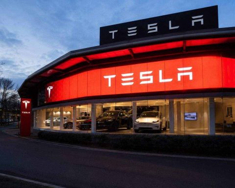 Tesla’s China Rally Fades; Monday Seen Testing AI Optimism