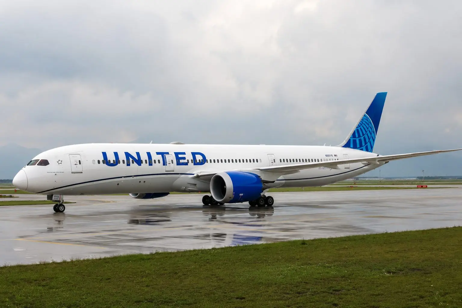 United Flight Attendants Ratify 31% Raise, Boarding Pay in Deal That Ends Long Contract Fight