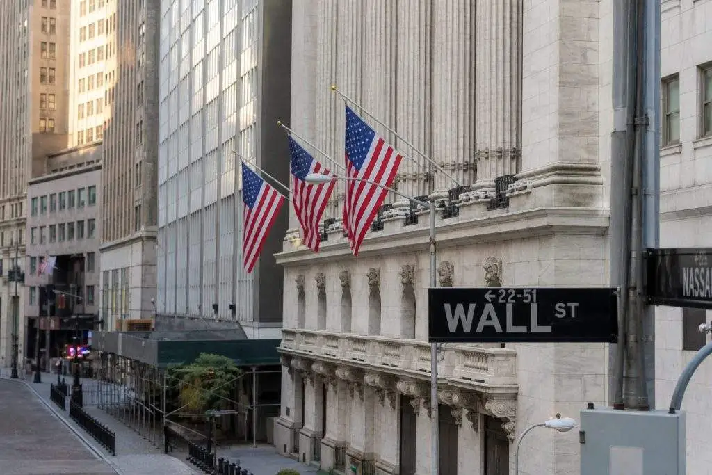US Stock Market Today: Nasdaq Hits Record as Oil Retreats and Earnings Lift Wall Street