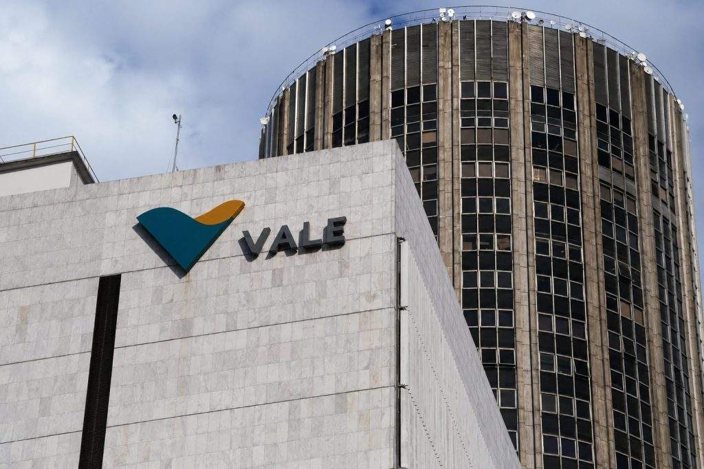 Vale Shares Stand Out as Brazil Market Slips, Iron Ore Prices Stay Firm