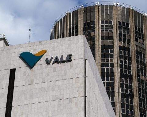 Vale Shares Stand Out as Brazil Market Slips, Iron Ore Prices Stay Firm