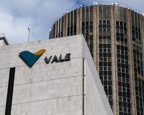 Vale Shares Stand Out as Brazil Market Slips, Iron Ore Prices Stay Firm