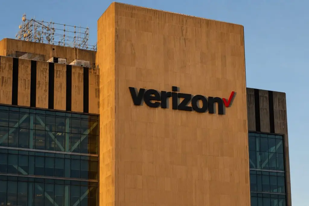 Verizon’s $1 Billion Spectrum Deal Wins FCC Approval as 5G Capacity Race Tightens