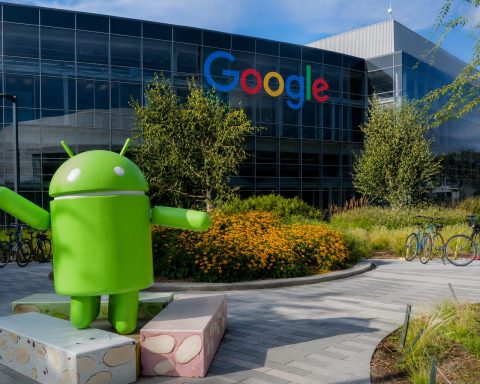 Alphabet (NASDAQ:GOOGL) faces Gemini shortage as Chrome training draws crowds
