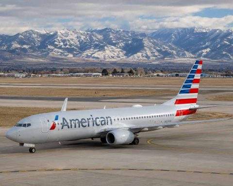 American Airlines Group edges up, margin watch grows on cheaper jet fuel